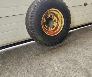 2x Gebruikte 11,5/80x15,3 banden 