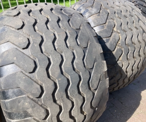 4x Vredestein banden 700/45x22.5 